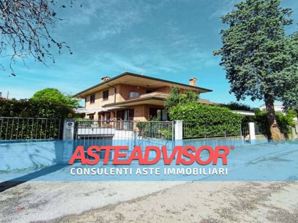 casa indipendente in vendita ad Inverigo in zona Romanò