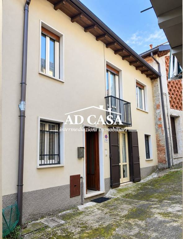 casa indipendente in vendita ad Inverigo in zona Cremnago