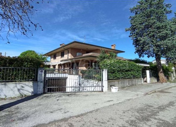casa indipendente in vendita ad Inverigo in zona Romanò