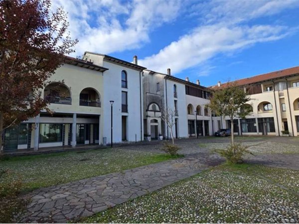 casa indipendente in vendita ad Inverigo in zona Romanò