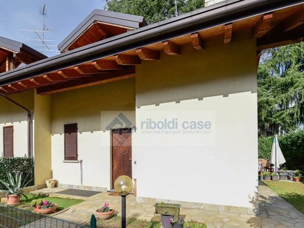 casa indipendente in vendita ad Inverigo in zona Romanò