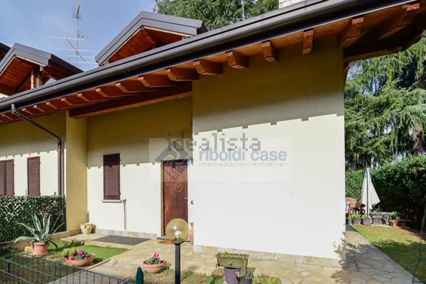 casa indipendente in vendita ad Inverigo in zona Romanò
