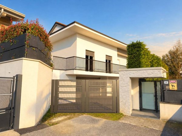 casa indipendente in vendita ad Inverigo in zona Romanò