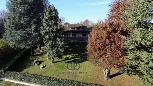 casa indipendente in vendita ad Inverigo in zona Romanò
