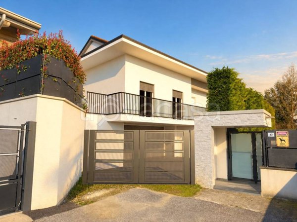 casa indipendente in vendita ad Inverigo in zona Romanò