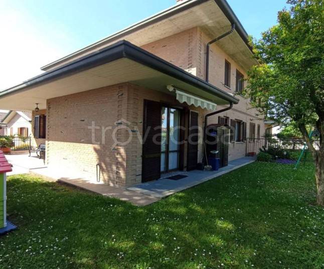 casa indipendente in vendita ad Inverigo in zona Romanò