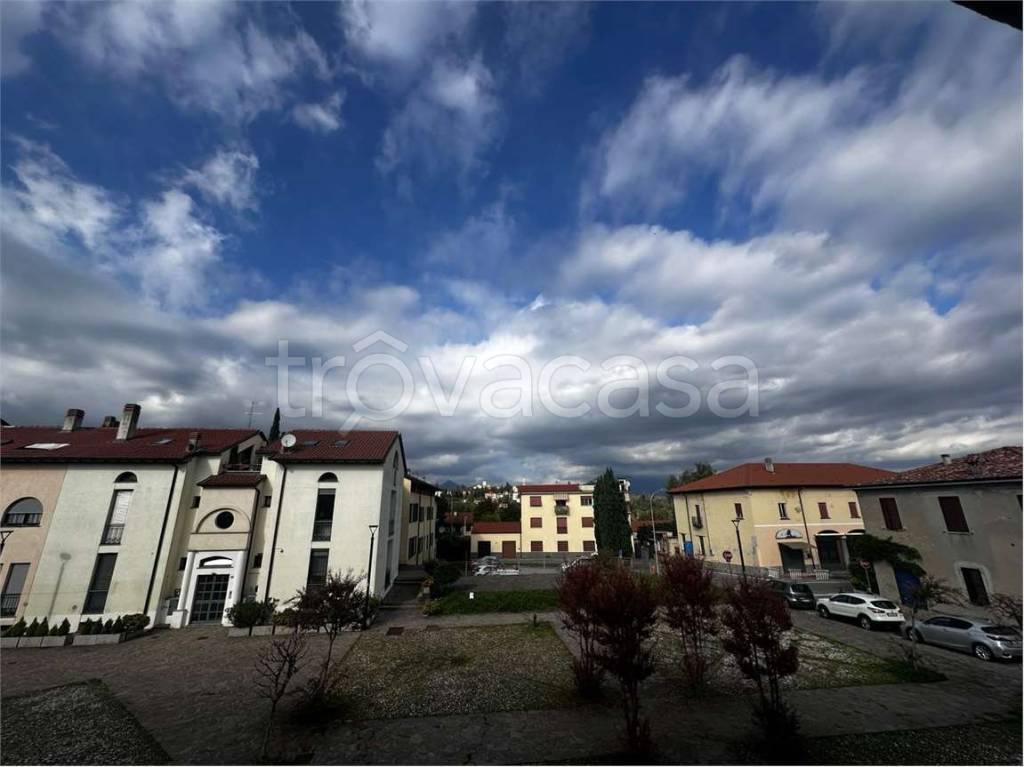 appartamento in vendita ad Inverigo in zona Romanò