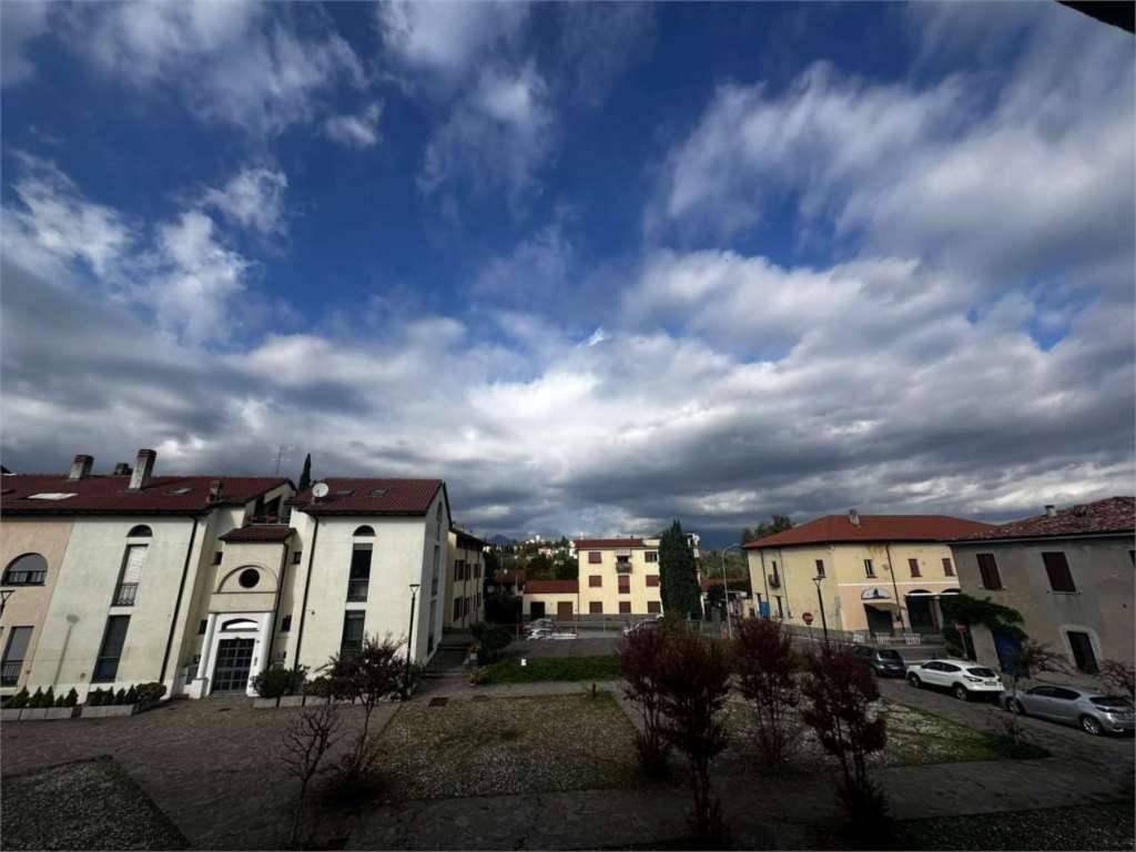 appartamento in vendita ad Inverigo in zona Romanò