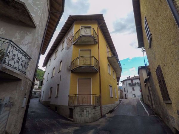casa indipendente in vendita a Laino