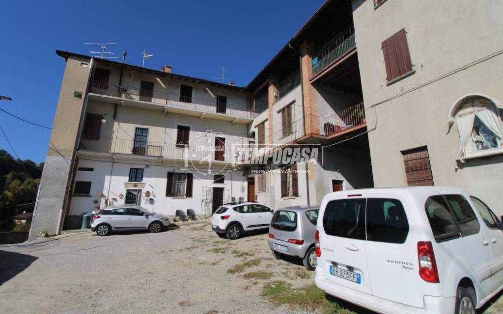 appartamento in vendita a Lambrugo in zona Momberto