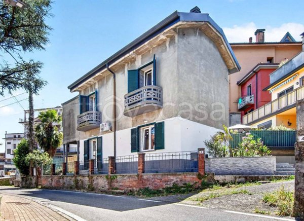 casa indipendente in vendita a Lambrugo in zona Momberto