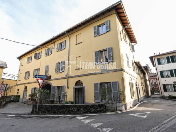 appartamento in vendita a Lambrugo in zona Momberto