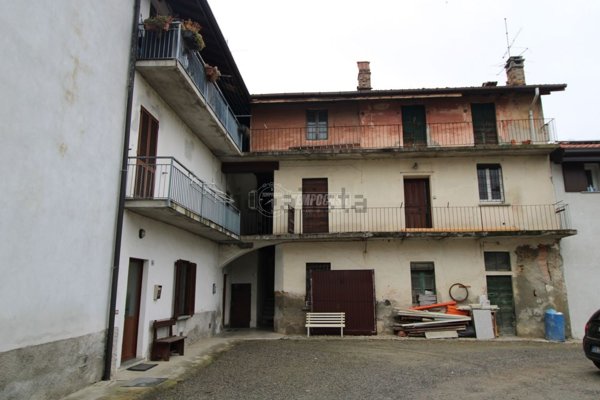 appartamento in vendita a Lambrugo in zona Momberto