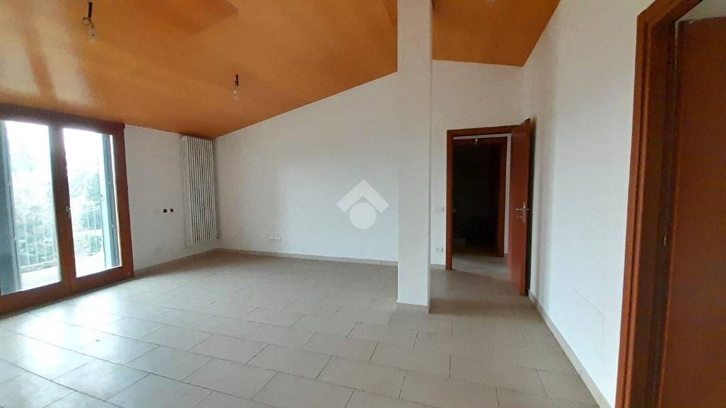 appartamento in vendita a Lambrugo in zona Momberto