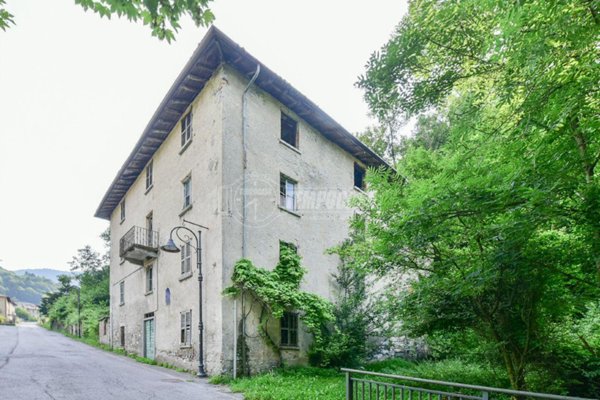casa indipendente in vendita a Lasnigo