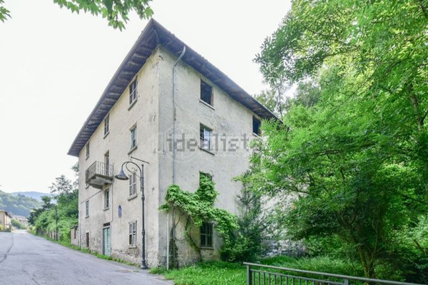 casa indipendente in vendita a Lasnigo