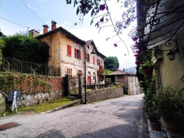 casa indipendente in vendita a Lasnigo