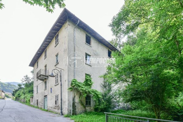 casa indipendente in vendita a Lasnigo
