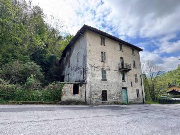 casa indipendente in vendita a Lasnigo