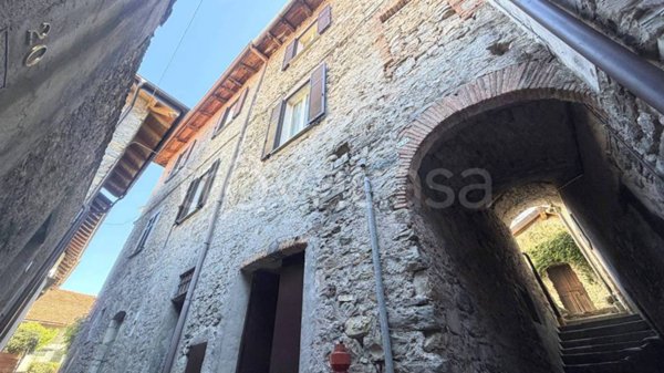 casa indipendente in vendita a Lezzeno