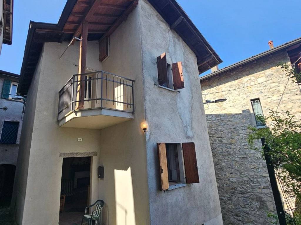 casa indipendente in vendita a Lezzeno