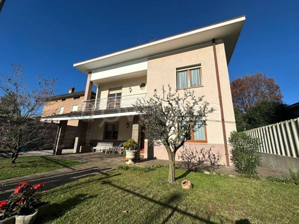 casa indipendente in vendita a Limido Comasco