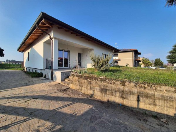 casa indipendente in vendita a Limido Comasco