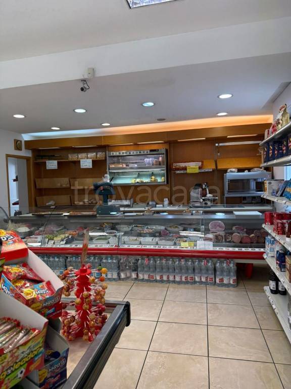 negozio in vendita a Limido Comasco in zona Cascina Restelli