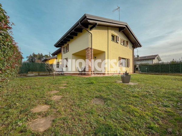 casa indipendente in vendita a Limido Comasco in zona Cascina Restelli