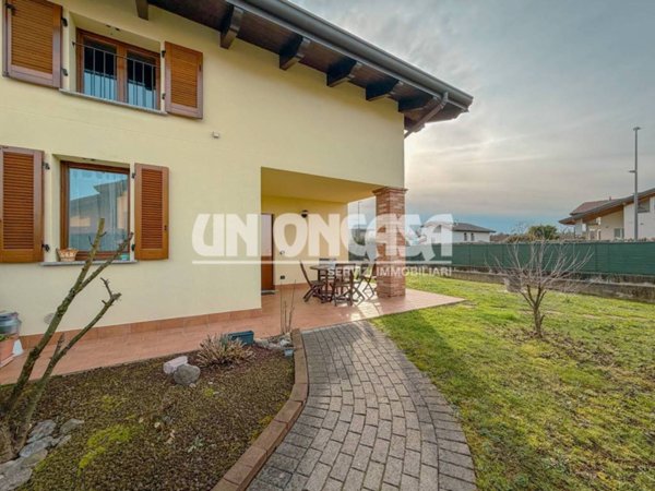 casa indipendente in vendita a Limido Comasco in zona Cascina Restelli