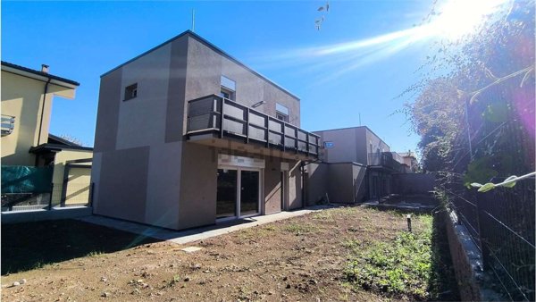 casa indipendente in vendita a Limido Comasco in zona Cascina Restelli