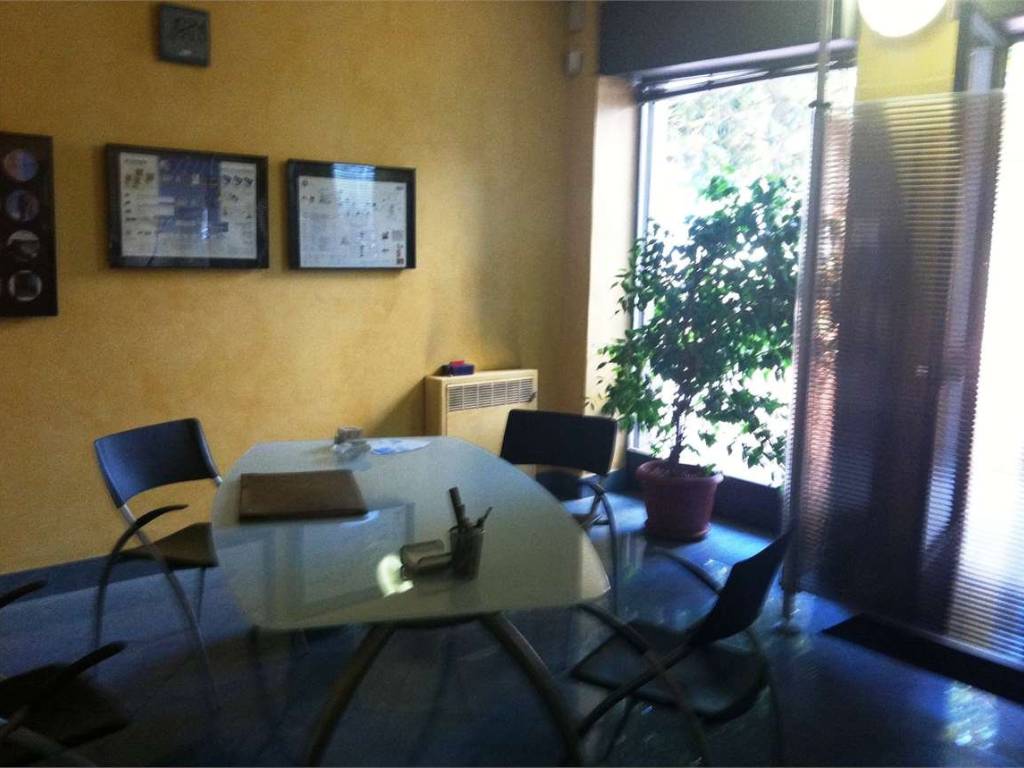 negozio in vendita a Lipomo