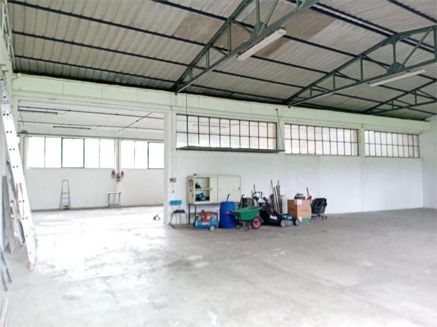 locale commerciale in vendita a Lipomo