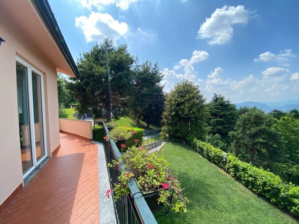 casa indipendente in vendita a Lipomo