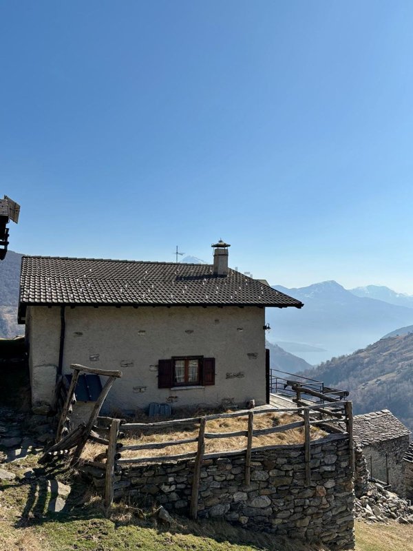 casa indipendente in vendita a Livo(CO)