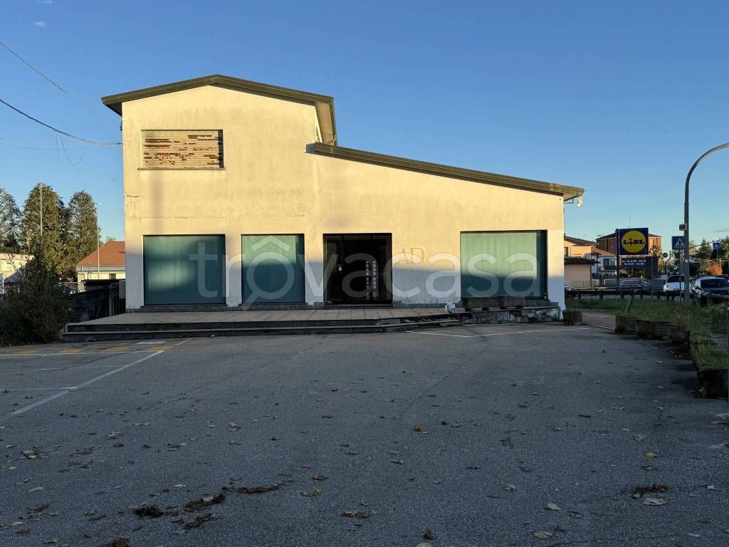negozio in vendita a Locate Varesino