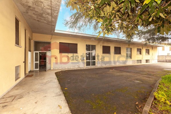 capannone in vendita a Locate Varesino