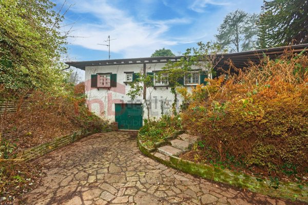 casa indipendente in vendita a Locate Varesino