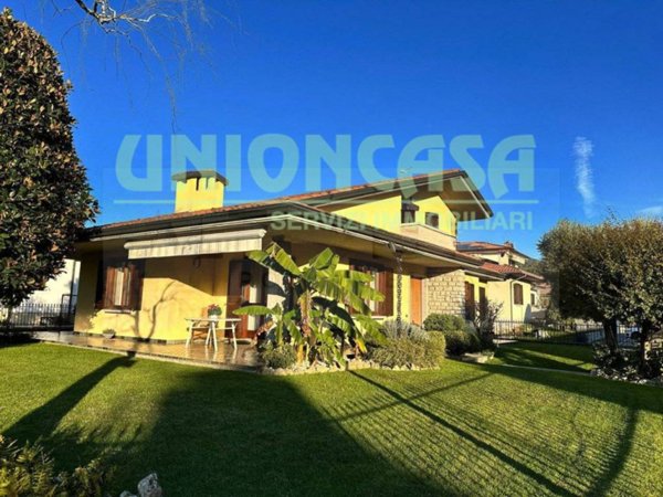 casa indipendente in vendita a Locate Varesino