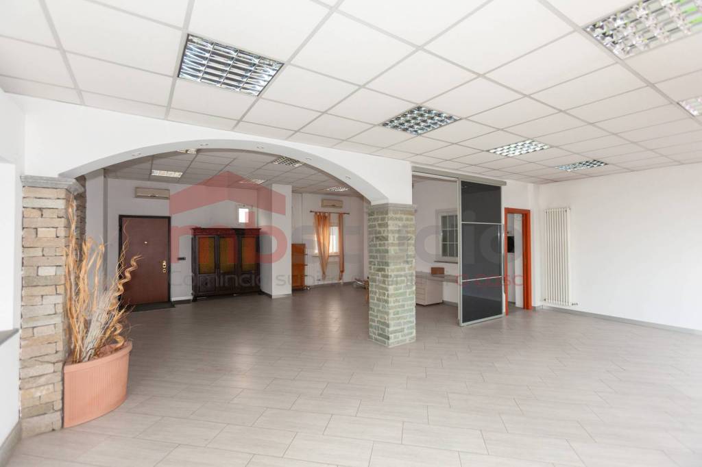 ufficio in vendita a Locate Varesino