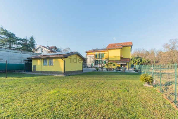 casa indipendente in vendita a Locate Varesino