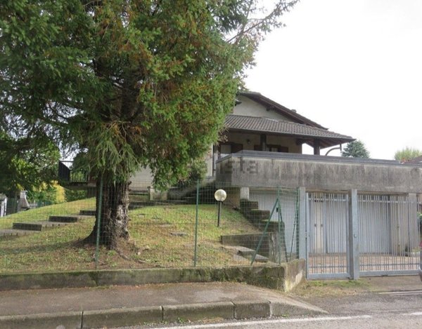 casa indipendente in vendita a Locate Varesino