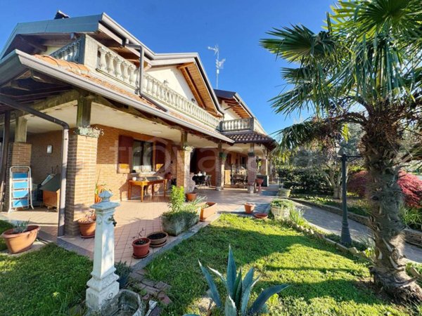 casa indipendente in vendita a Locate Varesino