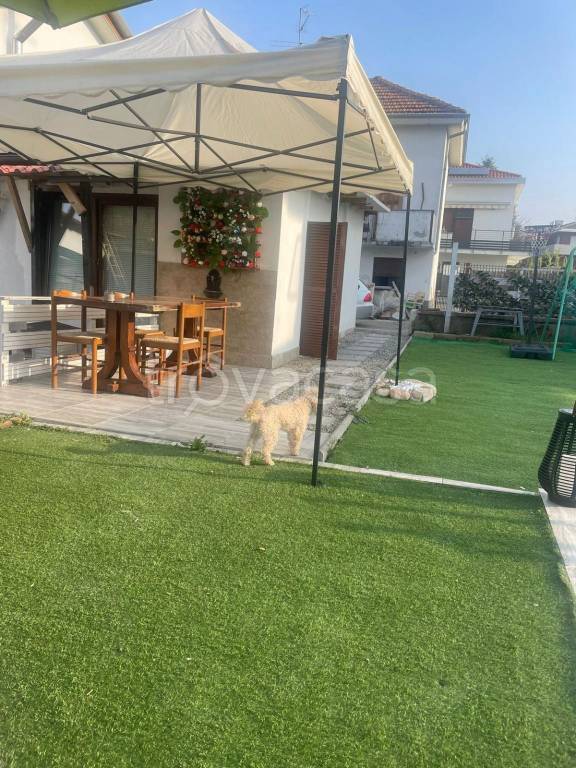 casa indipendente in vendita a Locate Varesino