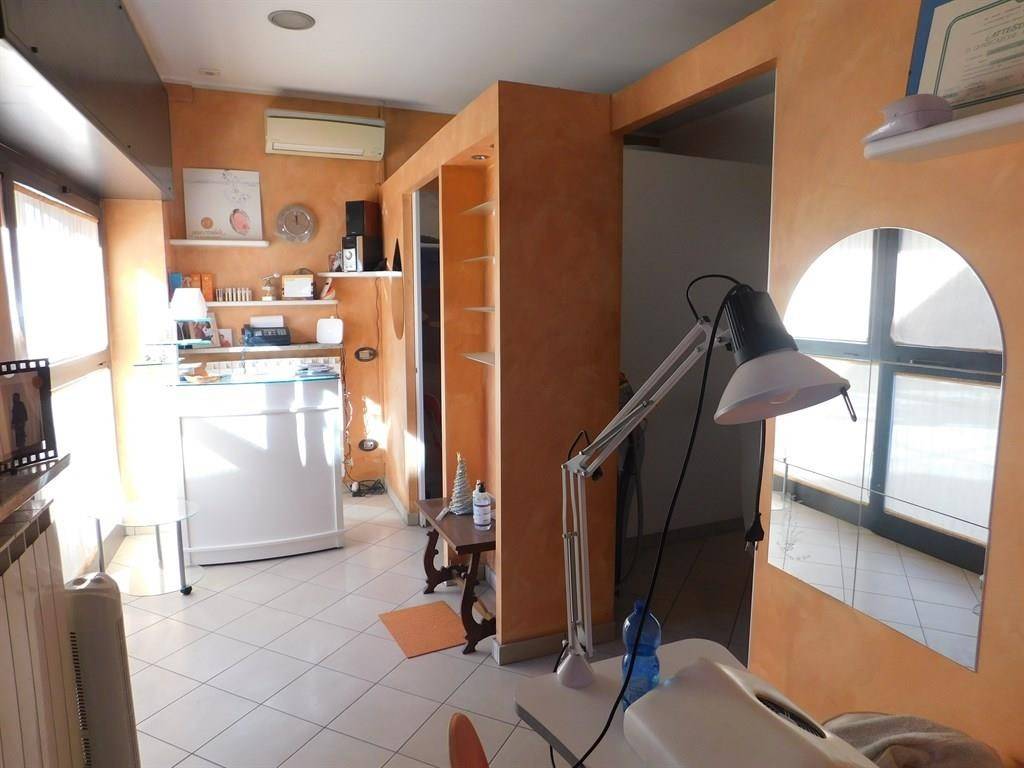 negozio in vendita a Locate Varesino