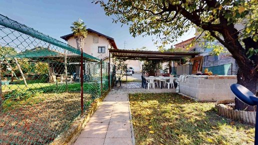 appartamento in vendita a Locate Varesino