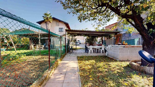 appartamento in vendita a Locate Varesino