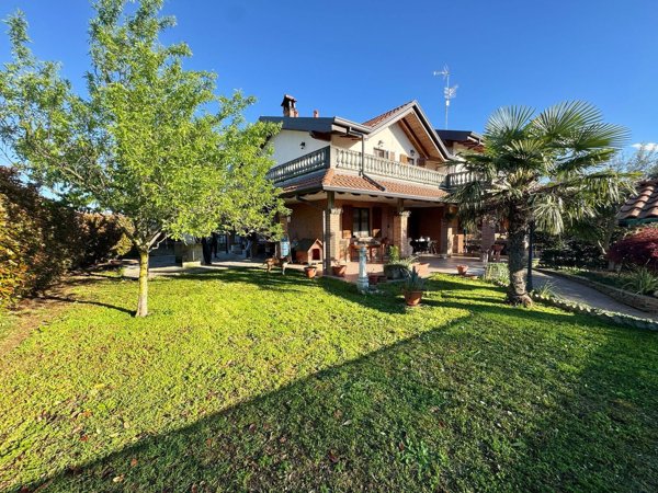 casa indipendente in vendita a Locate Varesino