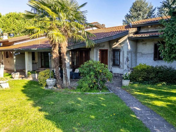 casa indipendente in vendita a Locate Varesino