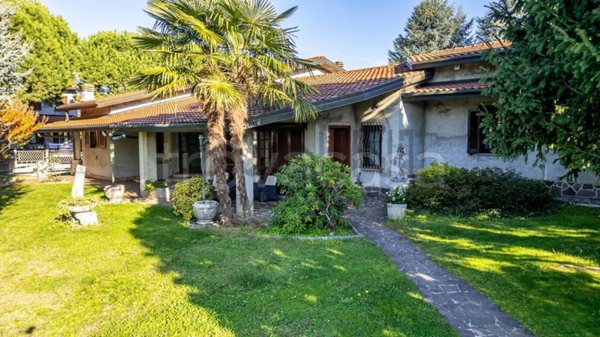 casa indipendente in vendita a Locate Varesino